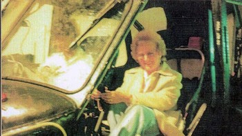 Pilot hantu: Tahun 1987, nona Sayer mengunjungi lapangan udara di Inggris dengan temannya. Dia pun mengambil foto di kokpit pesawat. ternyata setelah dipecat, ada sosok misterius di sampingnya dan tidak diketahui siapa dia. Foto: Pocket Lin