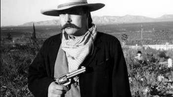 Sosok memegang pisau: Hanya teman penjepret foto bernama Ike Canton yang terlihat saat foto ini diambil, pria misterius bertopi di belakangnya tidak. Canton kemudian melihat foto itu lebih dekat dan menilai bahwa sosok itu sebenarnya memegang pisau, dengan ujungnya tepat di atas kerahnya. Foto: Pocket Lin