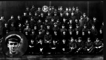 Pelaut hantu: Gambar ini diambil oleh Sir Victor Goddard, dari skuadronnya pada tahun 1919. Gambar hantu di belakang pelaut keempat dari kiri, di atas, diyakini sebagai Freddy Jackson. Jackson meninggal beberapa hari sebelum foto diambil karena terjebak baling-baling yang bergerak. Foto: Pocket Lin