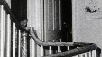 Hantu bocah: Foto tahun 1976 ini, diambil oleh pemburu hantu terkenal Ed dan Lorraine Warren. Diklaim foto ini merekam penampakan hantu John DeFeo yang berusia 9 tahun. DeFeo bersama saudara saudarinya dan orang tuanya, dibunuh oleh kakak tertuanya Ronald di rumahnya di Amityville. Foto: Pocket Lin