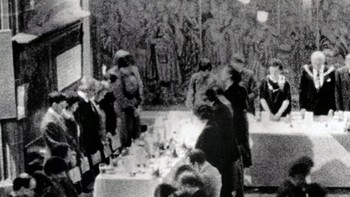 Sosok bertudung: Sekilas tidak ada yang salah dengan foto di 1985 ini. Tapi lihat lagi, dan Anda akan melihat sosok tinggi berkulit gelap mengenakan rok biksu, dengan tudung, di kiri atas. Ini adalah foto masyarakat Coventry Freeman yang memperlihatkan semua orang di acara itu, termasuk sosok misterius, menundukkan kepala. Tak seorang pun di acara itu terlihat mengenakan gaya pakaian itu. Foto: Pocket Lin