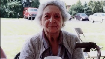 Hantu kakek: Foto yang diambil tahun 1997 ini kabarnya menunjukkan sosok yang sangat mirip dengan suami sang nenek yang sudah tiada 7 tahun sebelumnya. Foto ini diambil oleh sang cucu yang bernama Denise Russel. Foto: Pocket Lin