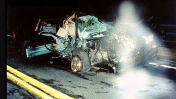 Sosok putih: Sosok putih di foto yang dijepret tahun 1988 ini diyakini sebagai semacam bidadari, menghadap ke Rose Benvenuto, yang terlibat dalam kecelakaan mobil tersebut. Dia mengatakan butuh keajaiban baginya untuk selamat dari kecelakaan itu. Foto: Pocket Lin