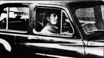 Penumpang misterius: Foto ini diambil oleh Mabel Chinnery pada tahun 1959, menunjukkan suaminya di dalam mobilnya, tetapi diduga ibu mertuanya yang sudah meninggal di kursi belakang. Sementara paranormal percaya itu nyata, yang lain membantahnya sebagai kasus eksposure ganda. Foto: Pocket Lin