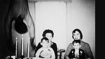 Tamu tak diundang: Foto ini diambil tahun 1950-an, di mana dua ibu memangku anak masing-masing, tapi di sisi kiri ada sosok menggantung yang misterius. Foto: Pocket Lin