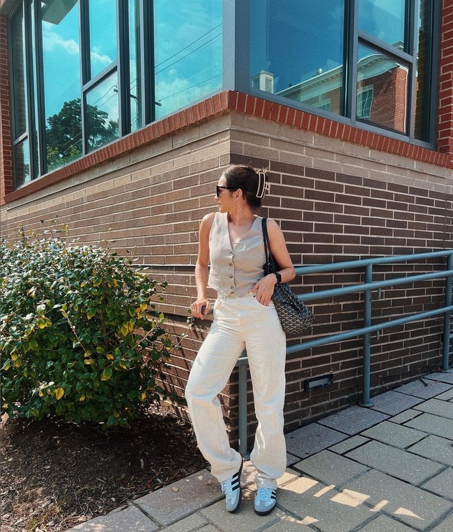 Palet warna busana yang dipilih Enzy juga cenderung netral. Seperti gaya satu ini, ia memadukan vest dan celana longgar warna beige. Sneakers tetap menjadi sepatu andalannya. Foto: Instagram/@enzystoria