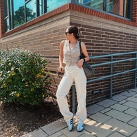 Palet warna busana yang dipilih Enzy juga cenderung netral. Seperti gaya satu ini, ia memadukan vest dan celana longgar warna beige. Sneakers tetap menjadi sepatu andalannya. Foto: Instagram/@enzystoria