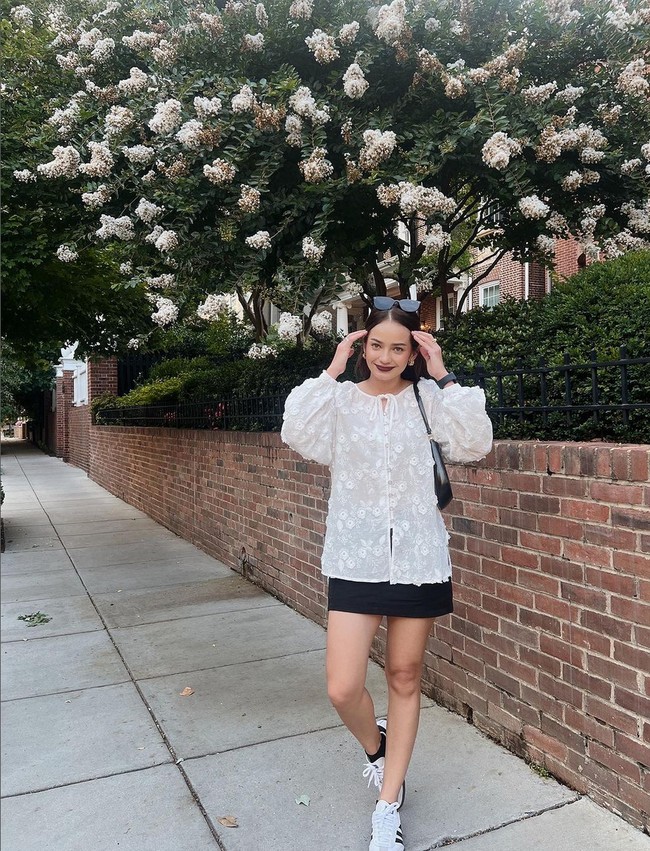 Setelah menikah dengan Molen Kasetra yang seorang diplomat, Enzy Storia bertolak ke Amerika Serikat untuk tinggal bersama sang suami. Wanita 31 tahun ini pun kerap membagikan momen kesehariannya di Negeri Paman Sam. Foto: Instagram/@enzystoria