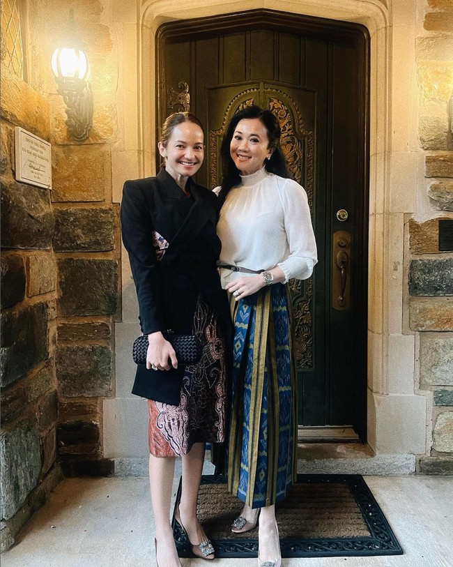 Berstatus istri diplomat, Enzy pun bergabung dengan komunitas dharma wanita di sana. Mengenakan blouse hitam dipadu rok batik, wanita blasteran Indonesia-Polandia ini sempat menghadiri acara yang digelar Dharma Wanita Persatuan KBRI Washington D.C. Foto: Instagram/@enzystoria