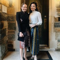 Berstatus istri diplomat, Enzy pun bergabung dengan komunitas dharma wanita di sana. Mengenakan blouse hitam dipadu rok batik, wanita blasteran Indonesia-Polandia ini sempat menghadiri acara yang digelar Dharma Wanita Persatuan KBRI Washington D.C. Foto: Instagram/@enzystoria