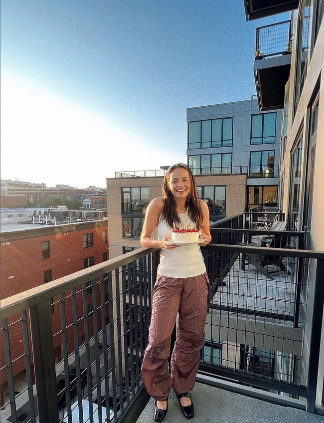 Baru-baru ini Enzy Storia merayakan ulang tahunnya yang ke-31. Diberi kejutan kue ulang tahun, bintang sinetron Putih Abu-abu ini tampil minimalis hanya mengenakan tank top putih dan celana parasut. Foto: Instagram/@enzystoria