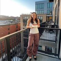 Baru-baru ini Enzy Storia merayakan ulang tahunnya yang ke-31. Diberi kejutan kue ulang tahun, bintang sinetron Putih Abu-abu ini tampil minimalis hanya mengenakan tank top putih dan celana parasut. Foto: Instagram/@enzystoria