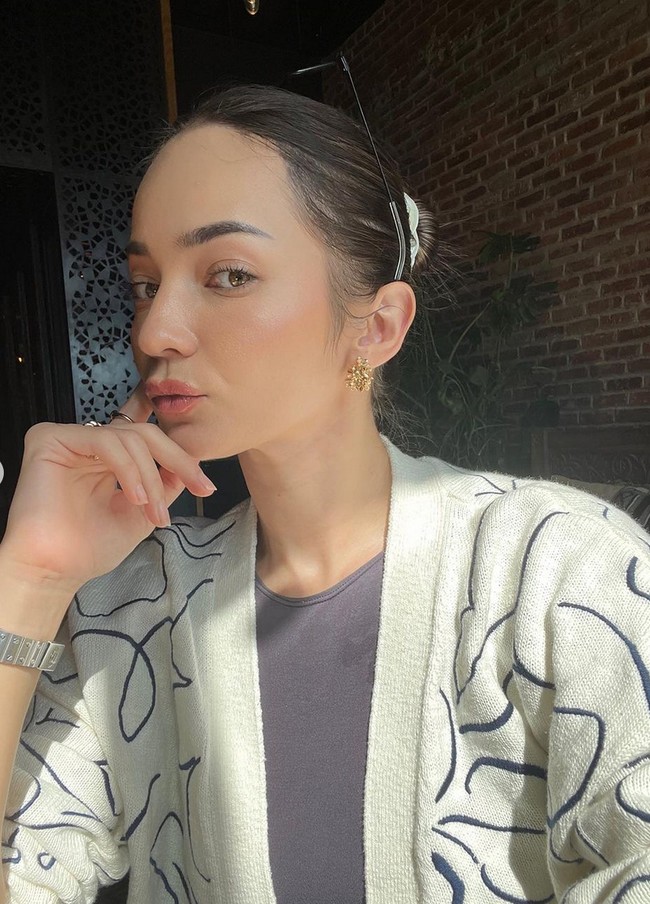 Makeup yang dikenakan Enzy Storia pun lebih sering bergaya minimalis yang menonjolkan kecantikan alaminya. Foto: Instagram/@enzystoria