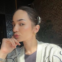 Makeup yang dikenakan Enzy Storia pun lebih sering bergaya minimalis yang menonjolkan kecantikan alaminya. Foto: Instagram/@enzystoria