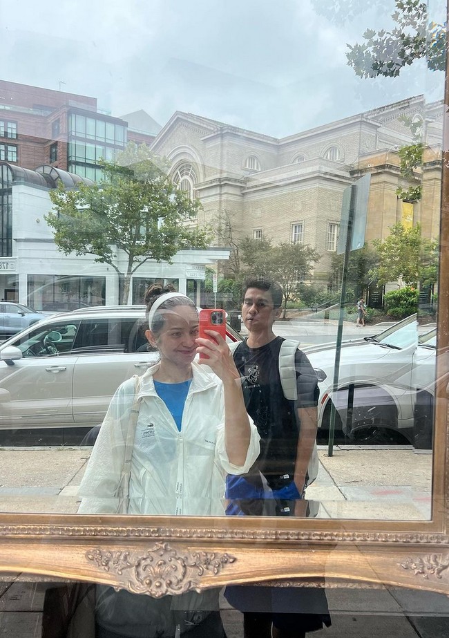 Sebagai pengantin baru, Enzy dan Molen menyempatkan jalan-jalan pagi di luar rumah. Penampilannya sporty dengan jaket dan tank top. Foto: Instagram/@enzystoria