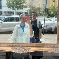 Sebagai pengantin baru, Enzy dan Molen menyempatkan jalan-jalan pagi di luar rumah. Penampilannya sporty dengan jaket dan tank top. Foto: Instagram/@enzystoria