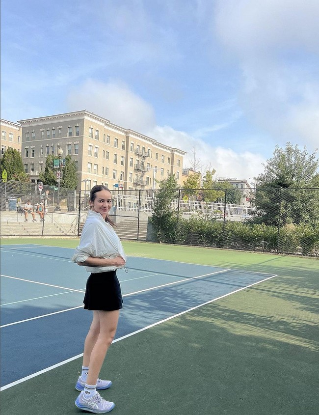 Mantan host Tonight Show ini lebih sering terlihat mengenakan busana simpel dan sporty. Salah satunya ketika dia berpose dengan latar belakang lapangan tennis, ia tampak mengenakan jaket, skort dan sneakers. Foto: Instagram/@enzystoria