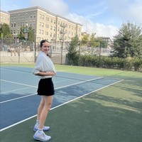 Mantan host Tonight Show ini lebih sering terlihat mengenakan busana simpel dan sporty. Salah satunya ketika dia berpose dengan latar belakang lapangan tennis, ia tampak mengenakan jaket, skort dan sneakers. Foto: Instagram/@enzystoria