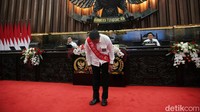 Sejumlah staf kesekjenan memperagakan jalannya sidang tahunan.  