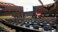 Sejumlah panitia tampak mempersiapkan ruangan yang akan dijadikan sebagai tempat sidang tahunan.  