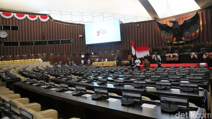 Gladi Bersih Sidang Tahunan MPR 2023 Ketua MPR RI Bambang Soesatyo (dua kanan) berbincang bersama Wakil Ketua DPR RI Lodewijk F. Paulus (dua kiri) dan para pimpinan MPR saat meninjau gladi bersih persiapan sidang tahunan MPR dan Pidato Kenegaraan Presiden di Kompleks Parlemen, Senayan, Jakarta, Senin (15/8/2022).