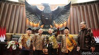 Ketua MPR Bambang Soesatyo didampingi Wakil Ketua DPR Lodewijk F Paulus dan para pimpinan MPR meninjau gladi bersih di Kompleks Parlemen, Senayan, Jakarta, Senin (15/8/2022).