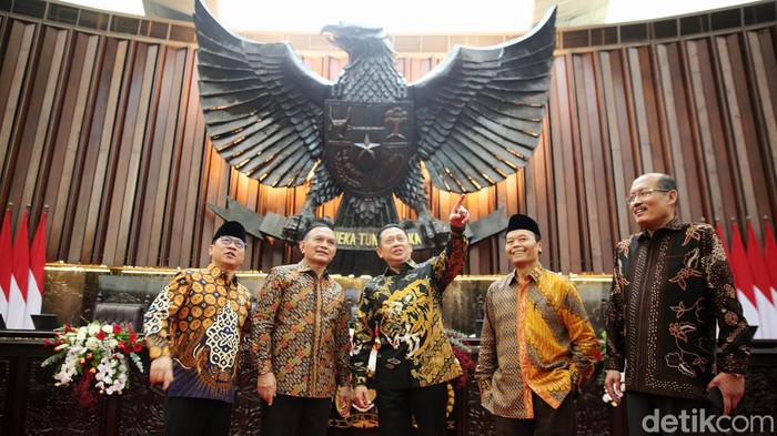 Gladi Bersih Sidang Tahunan MPR 2023 Ketua MPR RI Bambang Soesatyo (dua kanan) berbincang bersama Wakil Ketua DPR RI Lodewijk F. Paulus (dua kiri) dan para pimpinan MPR saat meninjau gladi bersih persiapan sidang tahunan MPR dan Pidato Kenegaraan Presiden di Kompleks Parlemen, Senayan, Jakarta, Senin (15/8/2022).