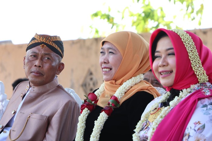 Gubernur Jatim Khofifah Indar Parawansa dan Bupati Ponorogo Sugiri Sancoko saat ikut kirab budaya.