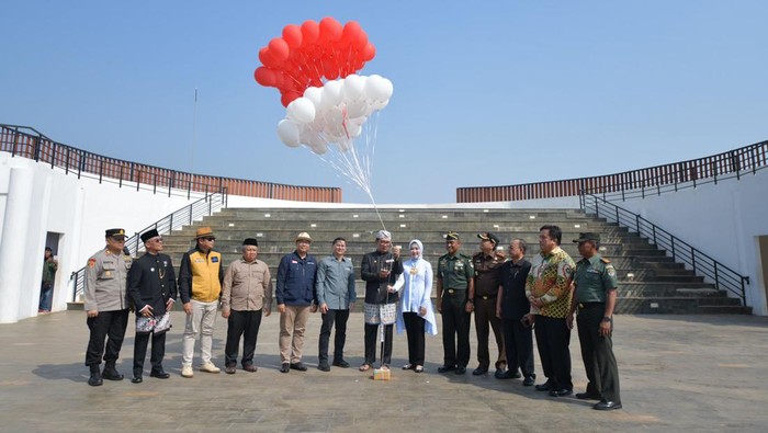 Gubernur Jawa Barat Ridwan Kamil meresmikan Alun-alun Edu Forest Setu hasil revitalisasi di Kabupaten Bekasi, Selasa (15/8/2023).(