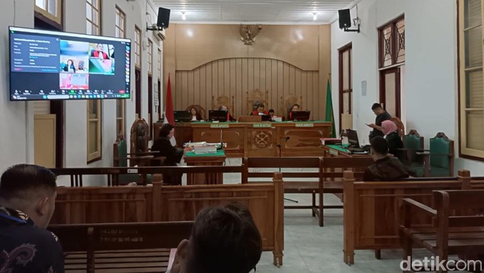 Hakim saat membacakan putusan terhadap Nanda, kurir 1 kg sabu. (Radja Sinaga/detikSumut).