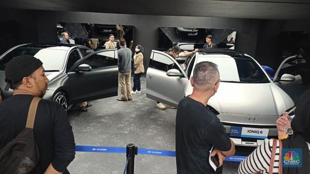 Hyundai akhirnya merilis Ioniq 6 untuk pasar otomotif RI di ajang Gaikindo Indonesia International Auto Show (GIIAS) 2022. (CNBC Indonesia/Ferry Sandi)