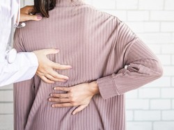 Nenek Ini Telan Katak Hidup Demi Sembuh dari Sakit Pinggang, Begini Endingnya