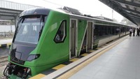 Meski rute Kereta Cepat tidak langsung mengarah ke Kota Bandung, PT Kereta Api Indonesia (Persero) menyiapkan kereta pengumpan atau feeder di Stasiun Padalarang menuju Stasiun Bandung.  
