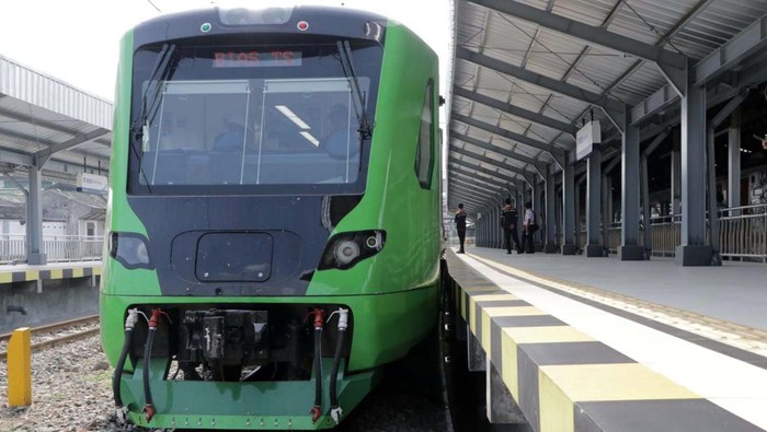 Kereta Cepat Jakarta-Bandung bakal beroperasi mulai Oktober. PT Kereta Api Indonesia (Persero) sudah menyiapkan kereta pengumpan atau feeder.