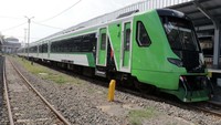 Kereta feeder yang disiapkan akan mengangkut penumpang kereta cepat dari Stasiun Padalarang ke Stasiun Bandung dengan waktu tempuh 19-22 menit. Rencananya, pola operasi kereta feeder dilakukan 72 perjalanan setiap harinya, terdiri dari 36 perjalanan pulang pergi dari Padalarang-Bandung. Waktu tunggu antar keretanya akan dibuat sekitar 30-45 menit.  