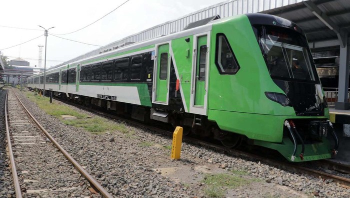 Ini KA Feeder yang Angkut Penumpang Kereta Cepat ke Kota Bandung Kereta Cepat Jakarta-Bandung bakal beroperasi mulai Oktober. PT Kereta Api Indonesia (Persero) sudah menyiapkan kereta pengumpan atau feeder.