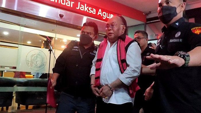 Ismail Thomas pakai rompi tahanan Kejagung dan diborgol