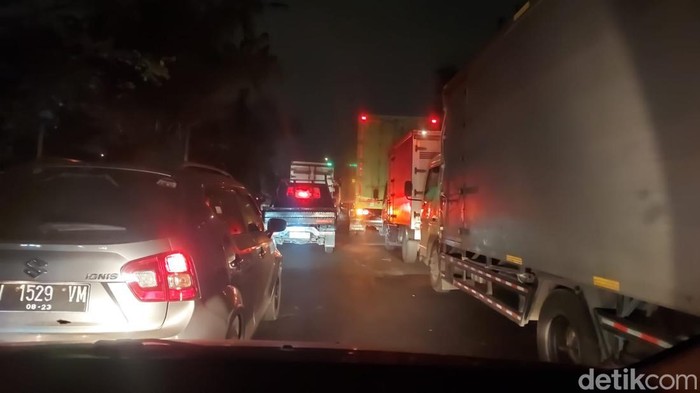 Seorang pengendara, Purwo, melaporkan kemacetan di Jalan Margomulyo arah Kalianak menuju Tandes. Ia mengaku, kendaraannya tak bergerak sejak pukul 17.00 WIB.
