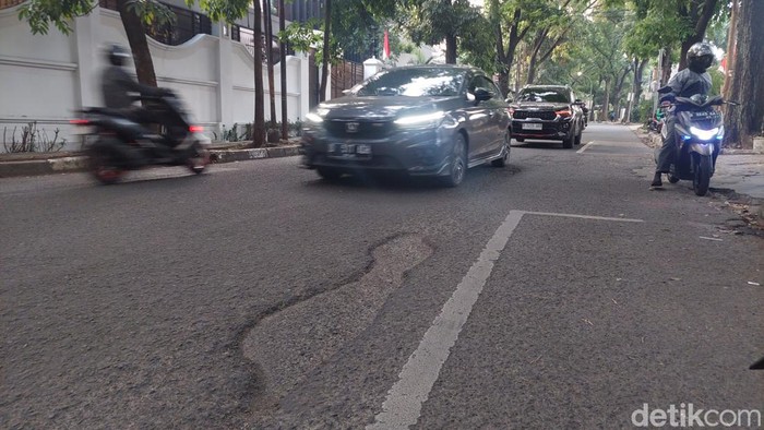 Jalan rusak di ruas Jalan Sawunggaling Bandung.
