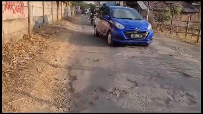 Jalan rusak di Tohudan, Karanganyar.