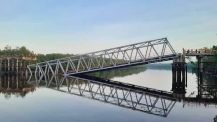 Jembatan Perawang di Meranti roboh