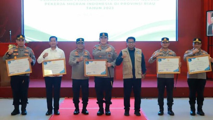 Kapolda Irjen Iqbal menerima penghargaan (Dok Humas Polda Riau)