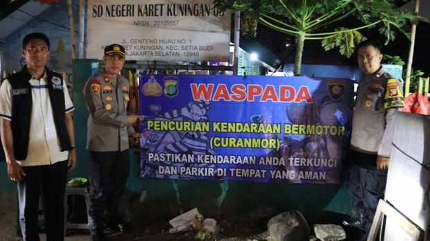 Kapolsek Setiabudi Kompol Arif Purnama Oktora (kiri) mengimbau masyarakat mewaspadai curanmor yang marak.