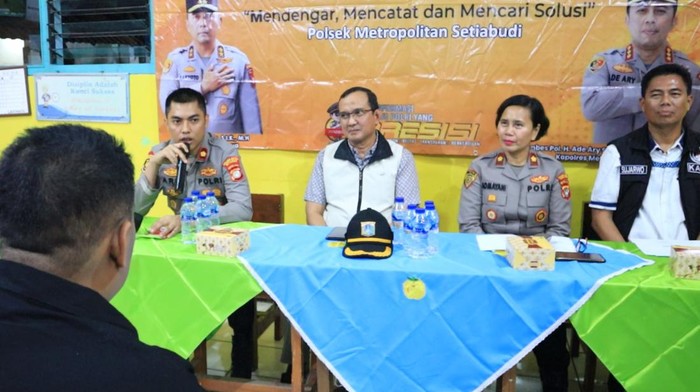 Kapolsek Setiabudi Kompol Arif Purnama Oktora (kiri) mengimbau masyarakat mewaspadai curanmor yang marak.