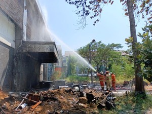 Bakar Sampah Berujung Mebel Samping Gedung Lab Riset Perkapalan ITS Terbakar
