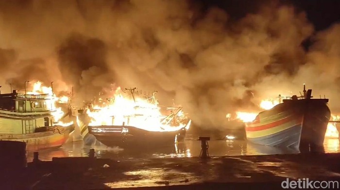 Kebakaran kapal di Pelabuhan Jongor, Tegalsari, Kota Tegal, Senin (14/8/2023) malam.