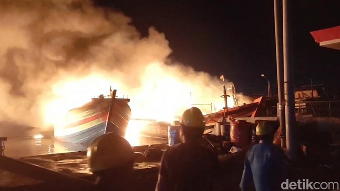Kebakaran kapal di Pelabuhan Jongor, Tegalsari, Kota Tegal, Senin (14/8/2023) malam. Kebakaran kapal di Pelabuhan Jongor, Tegalsari, Kota Tegal, Senin (14/8/2023) malam.