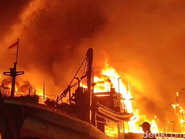 Penampakan Kebakaran 51 Kapal di Pelabuhan Jongor Tegal