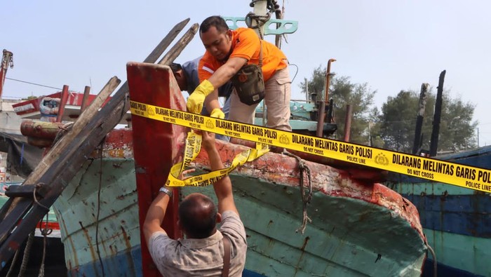 Dirpolairud Polda Jawa Tengah (Jateng) Kombes Hariadi saat meninjau proses pemadam kebakaran di Pelabuhan Jongor, Tegal, Selasa (15/8/2023).