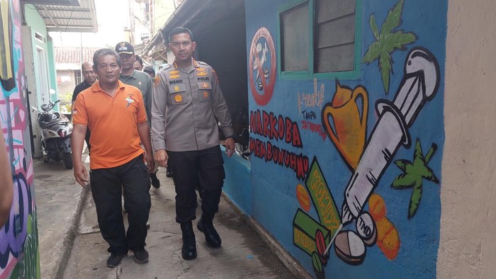 Kelurahan Cikaret, Kecamatan Bogor Selatan, Kota Bogor jadi kampung tangguh bebas narkoba (bersinar). Dulunya, kampung ini adalah zona rawan peredaran narkoba.